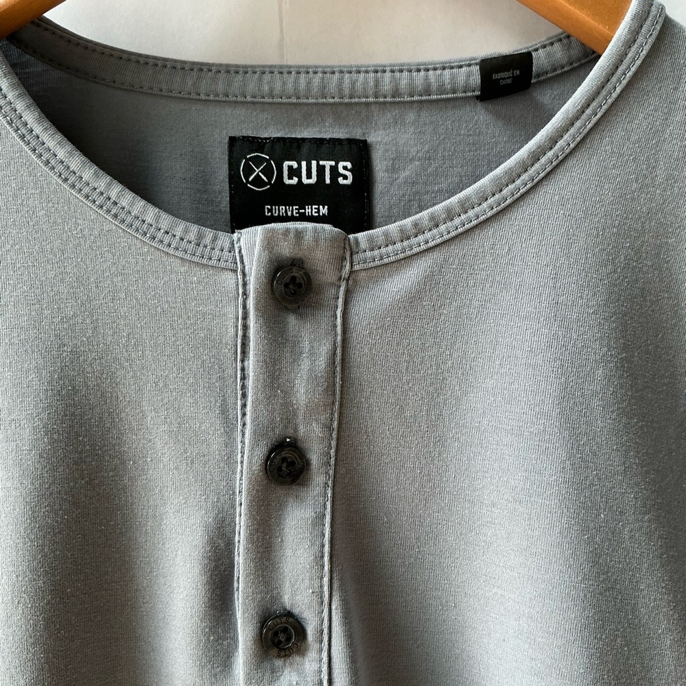 CUTS 2 Shirt Bundle Grey & Black Curve-Hem Long Sleeve Henley Men’s Size Medium - Picture 3 of 15